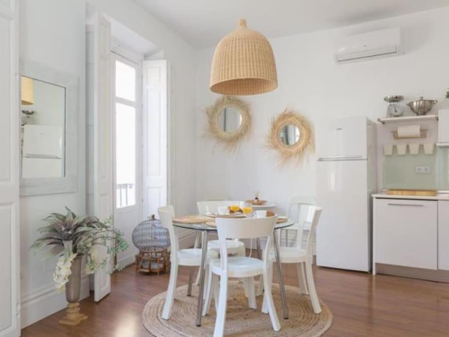 Chic Casa Cathedral At Calle Fresca 2-Bedroom Apartment In Malaga City Center Exterior photo