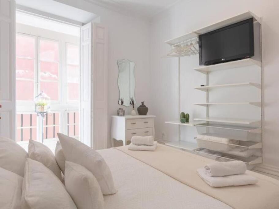 Chic Casa Cathedral At Calle Fresca 2-Bedroom Apartment In Malaga City Center Exterior photo