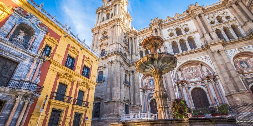 Chic Casa Cathedral At Calle Fresca 2-Bedroom Apartment In Malaga City Center Exterior photo